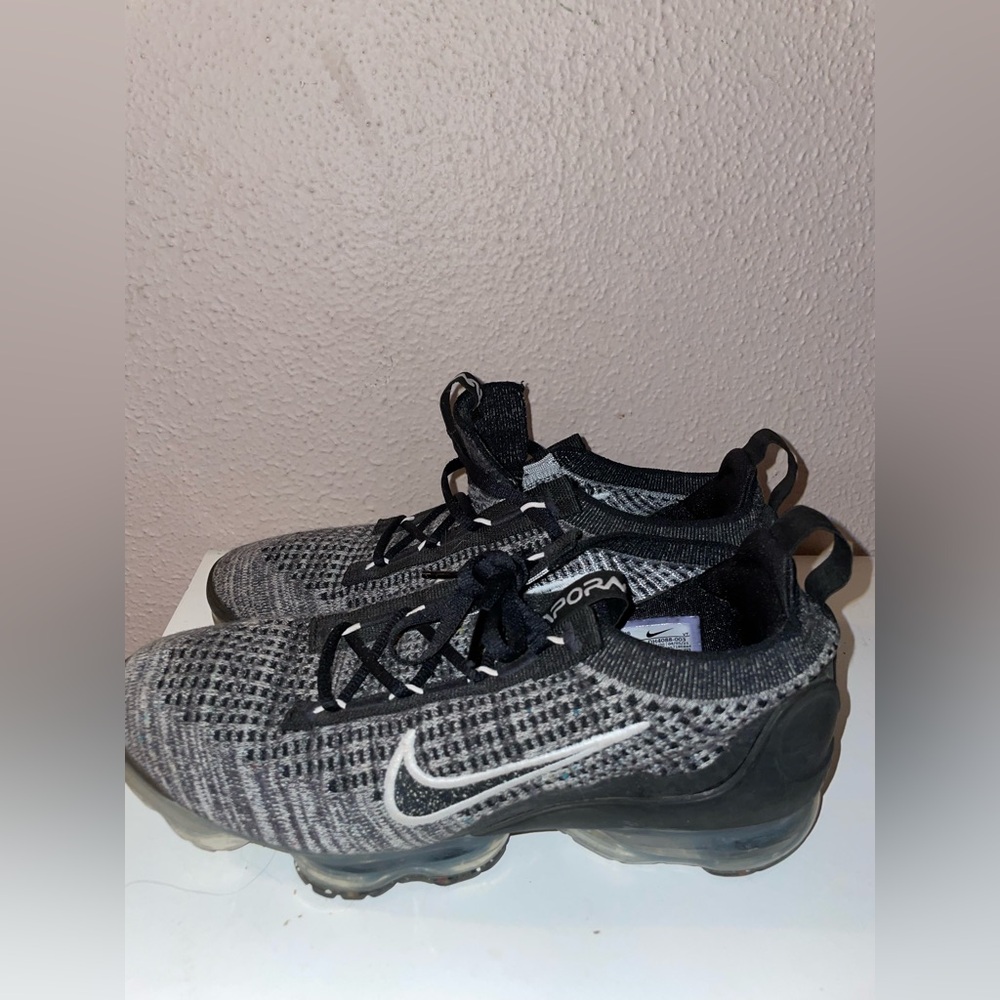 Women’s vapor max’s